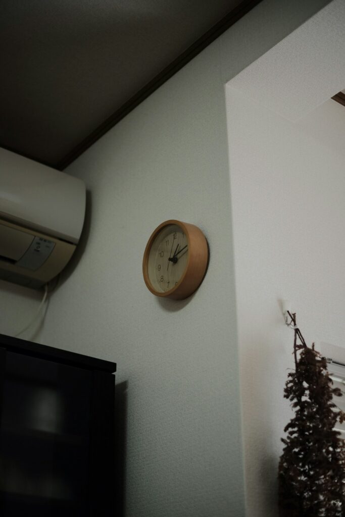 Horloge Murale en Bois Gravé